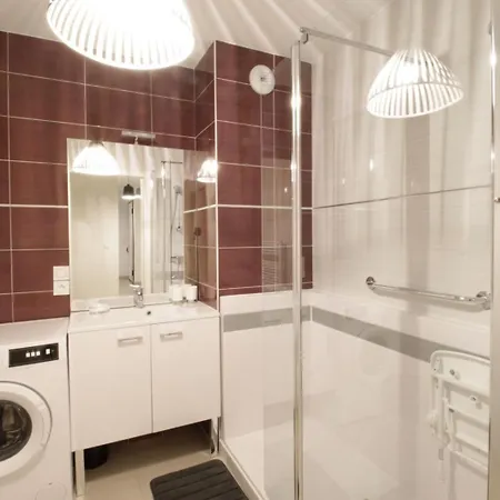 Comfortable T3 Just A Stone's Throw From The Lake! 엑스레뱅