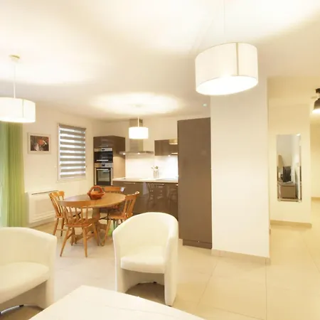 Comfortable T3 Just A Stone's Throw From The Lake! 아파트 엑스레뱅