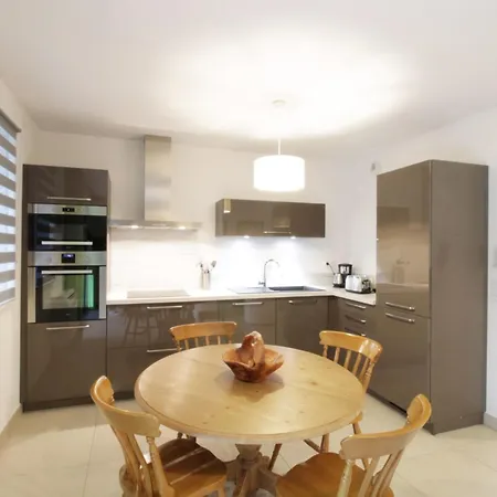 Comfortable T3 Just A Stone's Throw From The Lake! 아파트