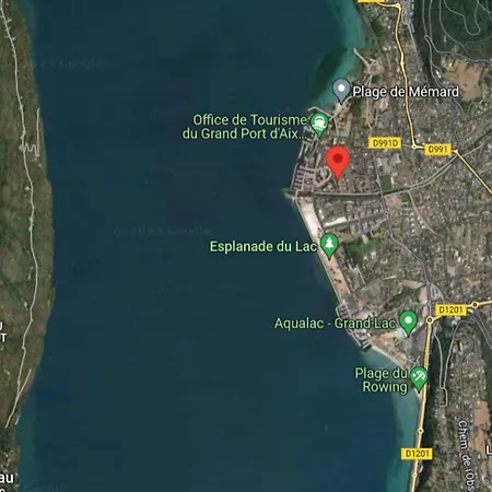 Comfortable T3 Just A Stone's Throw From The Lake! *